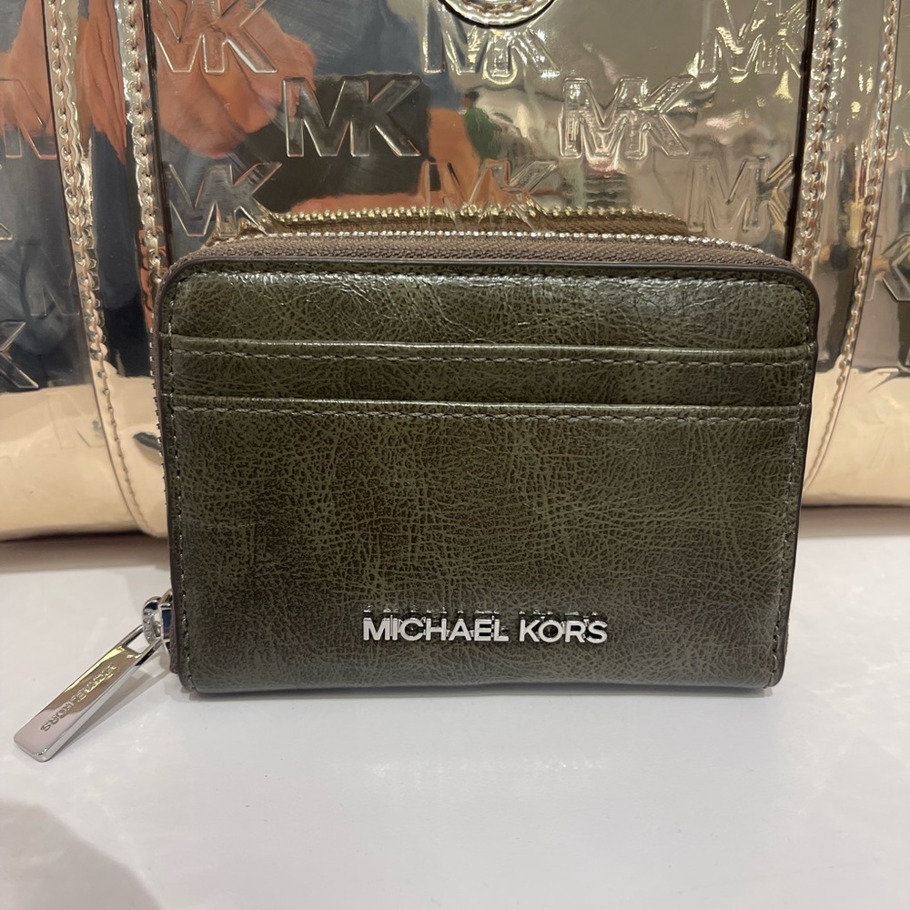 MICHAEL KORS Jet Set Medium Distressed Zip Around Card Case
Olive
NWT - Picture 15 of 16
